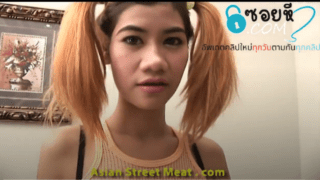 คลิปหลุด Asian Street Meat  สาวไทยมัดผมน่ารักหุ่นดีมาเย็ดกับฝรั่งโดนจับโม๊คควยเย็ดสดท่าหมากะทุ้งทีจุกไปทั้งตัวน้ำแตกใส่หน้า